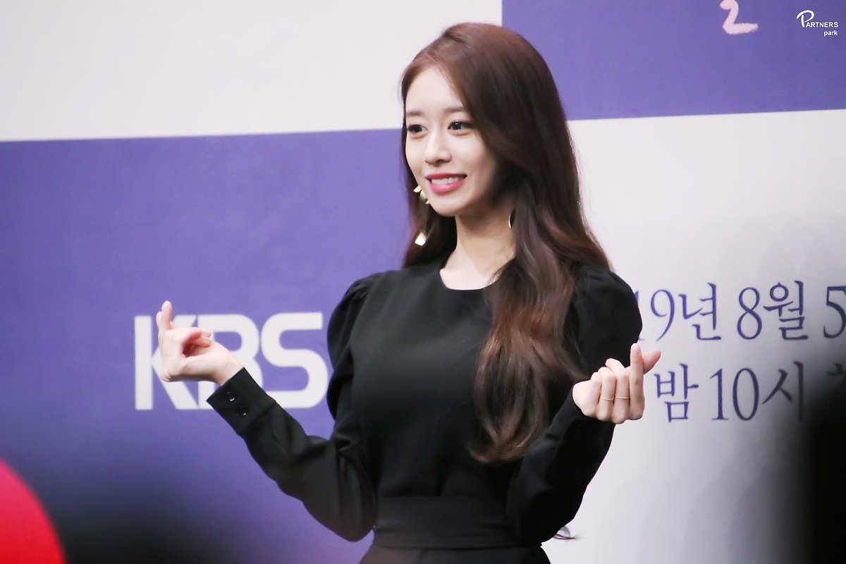 Jiyeon tung bộ ảnh hậu trường drama mới đẹp như họa báo