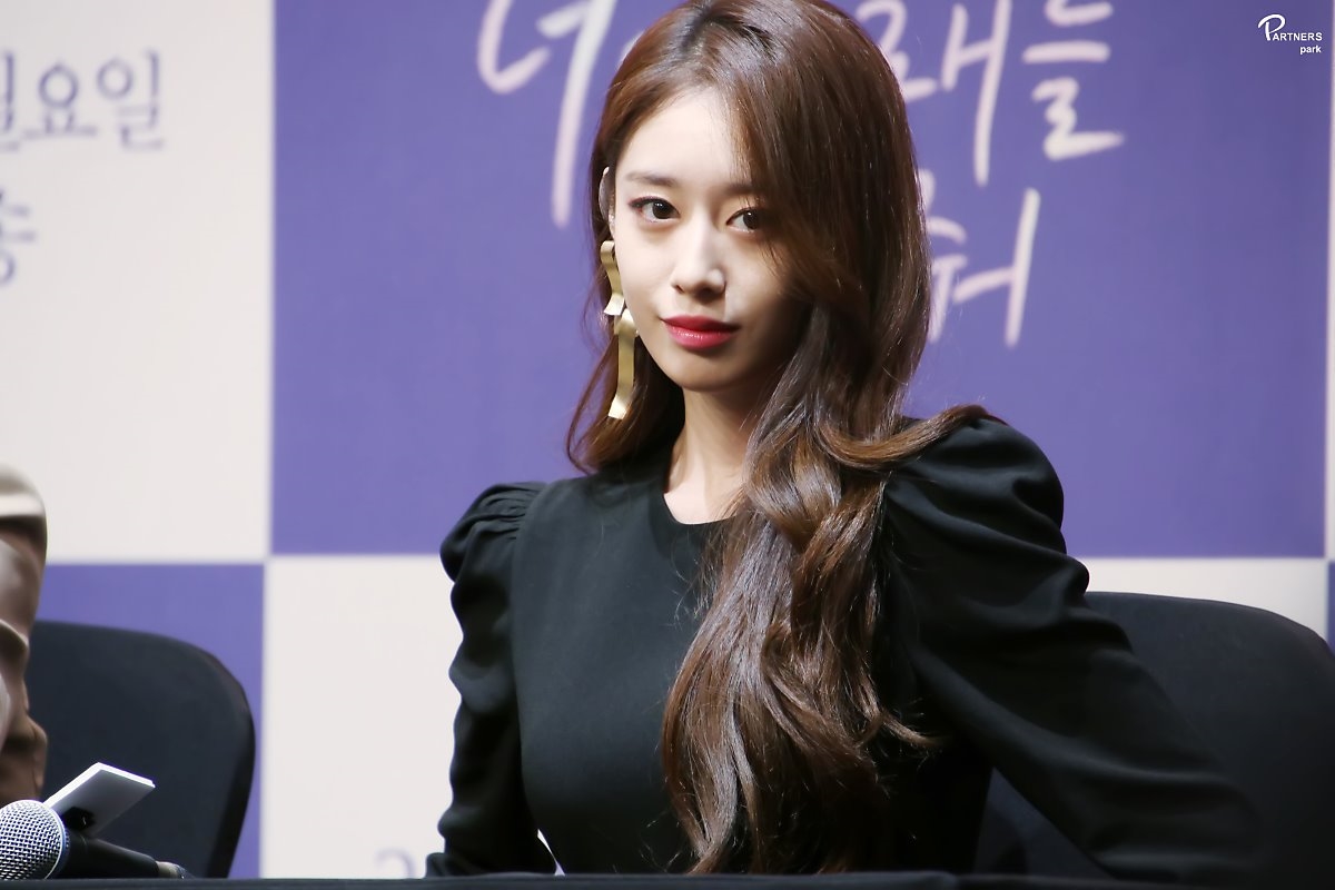Jiyeon tung bộ ảnh hậu trường drama mới đẹp như họa báo