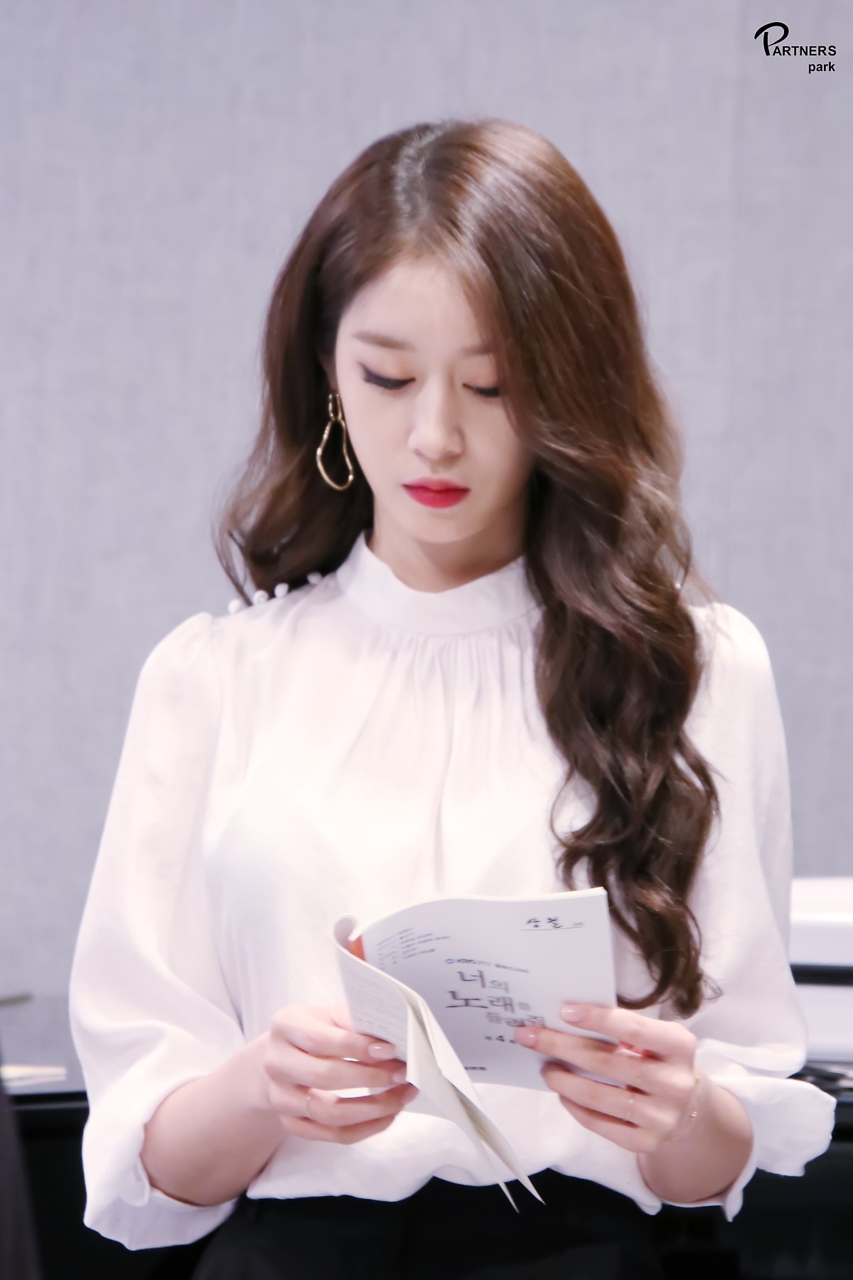 Jiyeon tung bộ ảnh hậu trường drama mới đẹp như họa báo