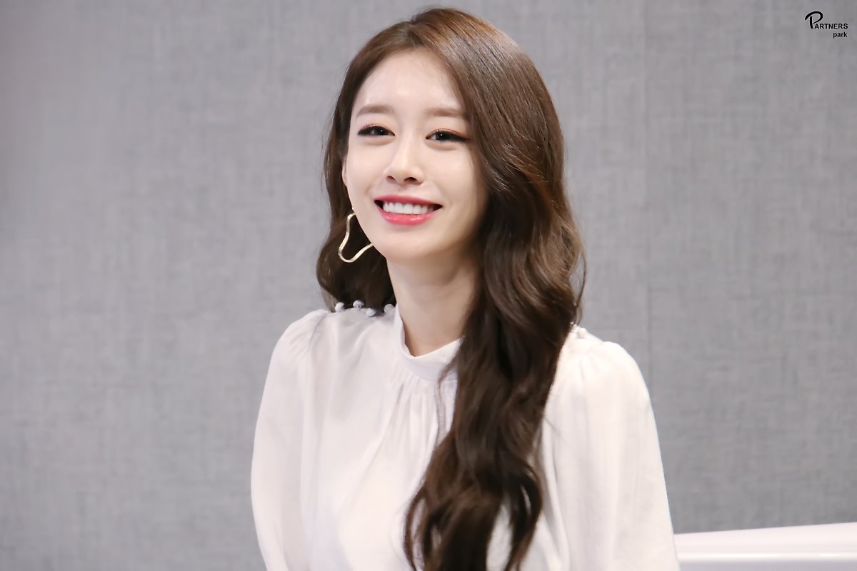 Jiyeon tung bộ ảnh hậu trường drama mới đẹp như họa báo