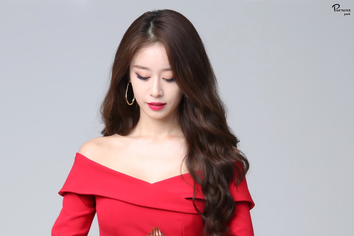 Jiyeon tung bộ ảnh hậu trường drama mới đẹp như họa báo