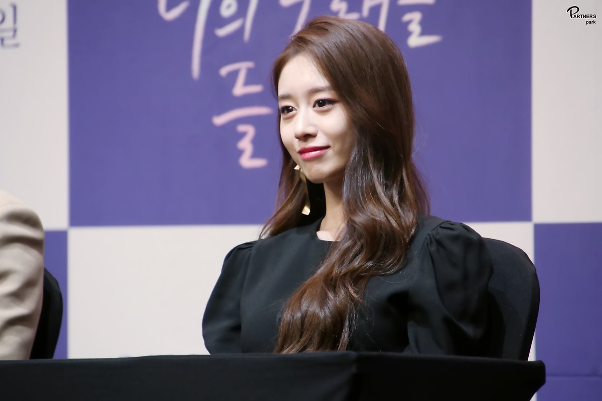 Jiyeon tung bộ ảnh hậu trường drama mới đẹp như họa báo