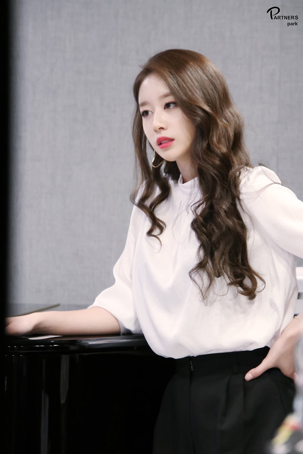 Jiyeon tung bộ ảnh hậu trường drama mới đẹp như họa báo