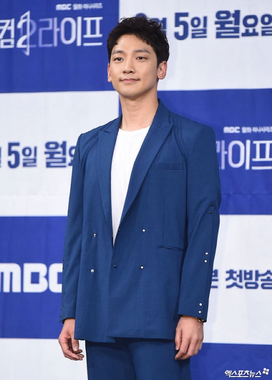 Bi Rain “nhắc nhẹ” Kim Tae Hee trong họp báo drama mới