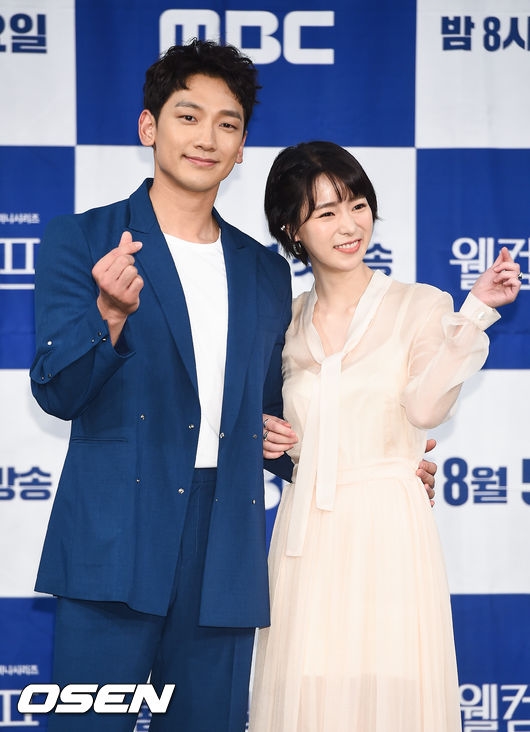 Bi Rain “nhắc nhẹ” Kim Tae Hee trong họp báo drama mới