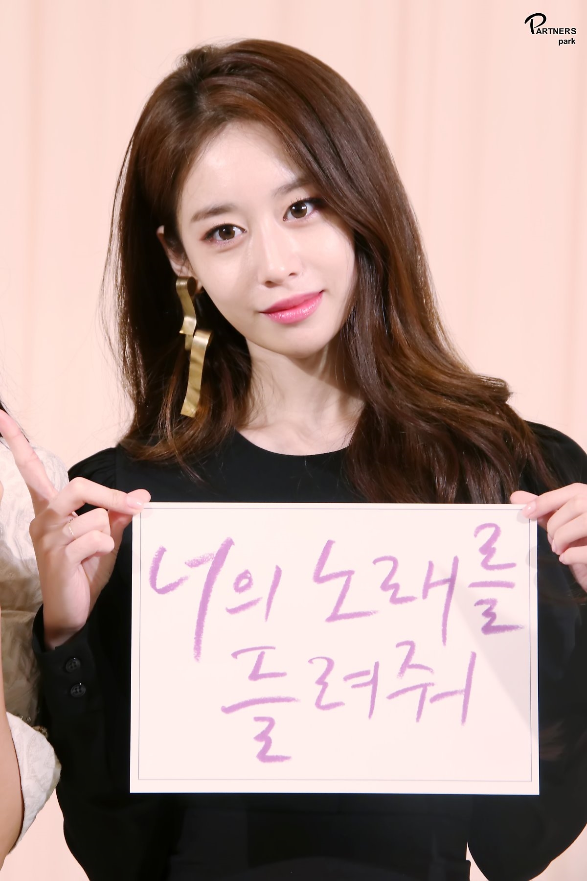 Jiyeon tung bộ ảnh hậu trường drama mới đẹp như họa báo