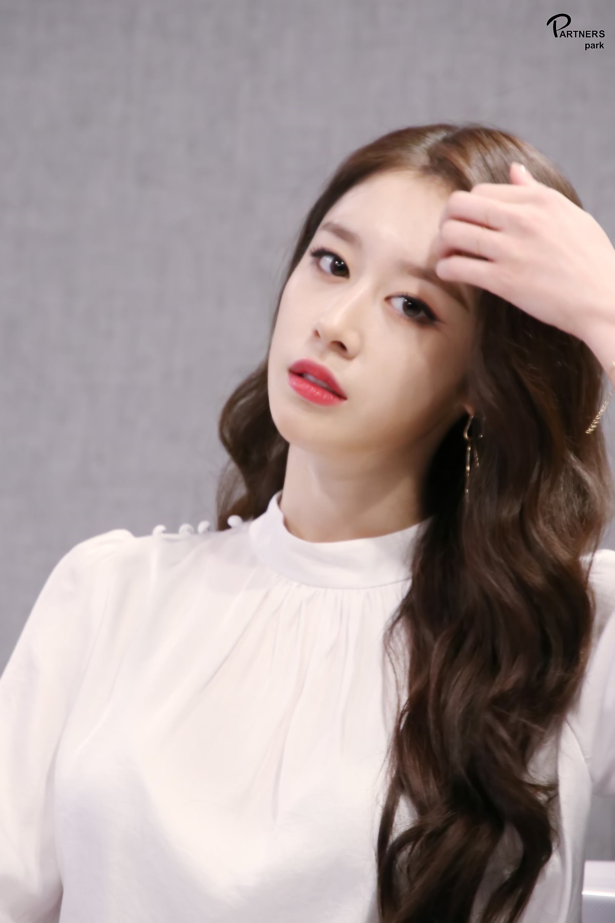 Jiyeon tung bộ ảnh hậu trường drama mới đẹp như họa báo
