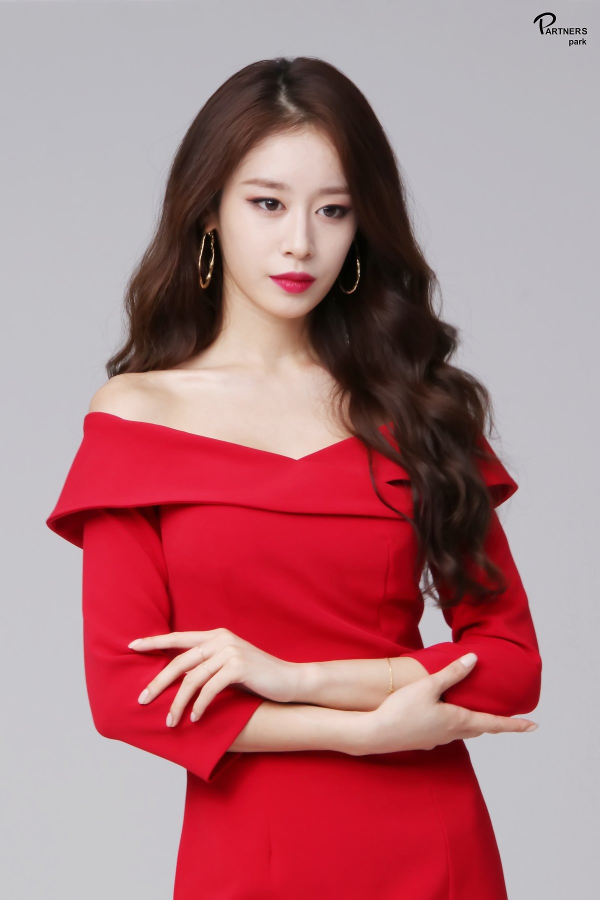 Jiyeon tung bộ ảnh hậu trường drama mới đẹp như họa báo