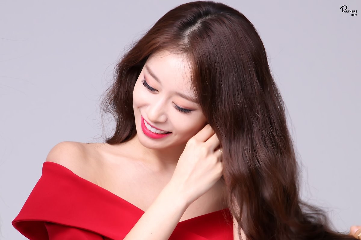 Jiyeon tung bộ ảnh hậu trường drama mới đẹp như họa báo
