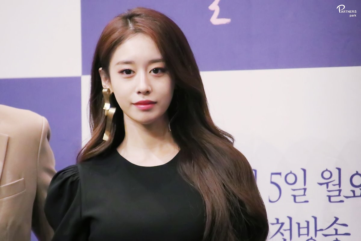 Jiyeon tung bộ ảnh hậu trường drama mới đẹp như họa báo