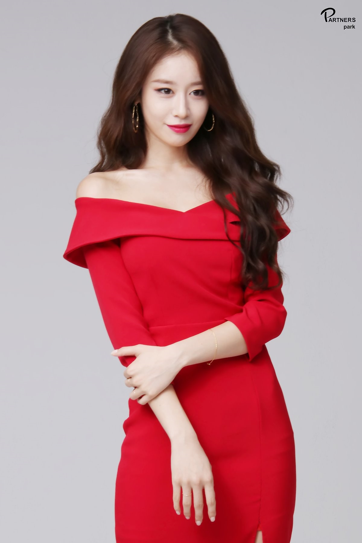 Jiyeon tung bộ ảnh hậu trường drama mới đẹp như họa báo