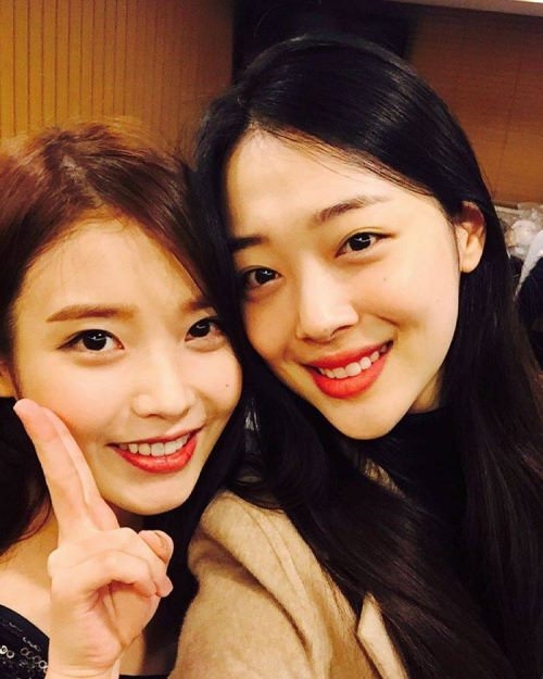 IU cảm ơn Sulli vì gửi xe cà phê tới phim trường 'Hotel Del Luna'