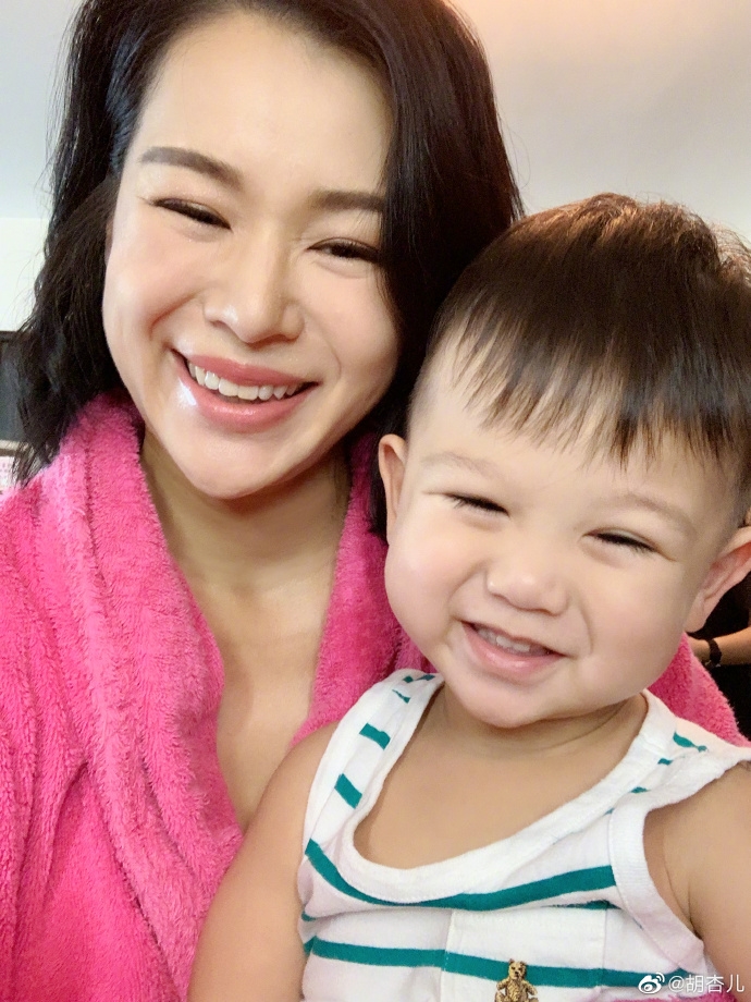 Con trai Hồ Hạnh Nhi đốn tim netizen vì đáng yêu 'vượt quy định'