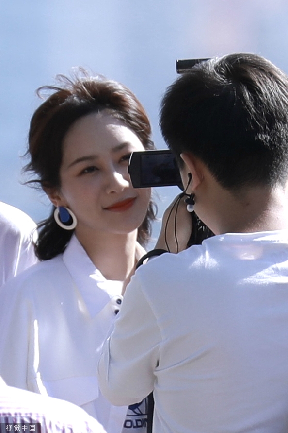 Dương Tử bị lộ loạt ảnh 'bắt nạt' trợ lý trong hậu trường quay show