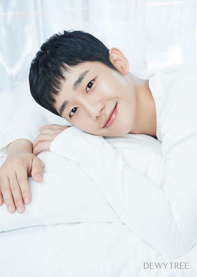 Jung Hae In mua xe hơi đắt tiền tặng quản lý lâu năm