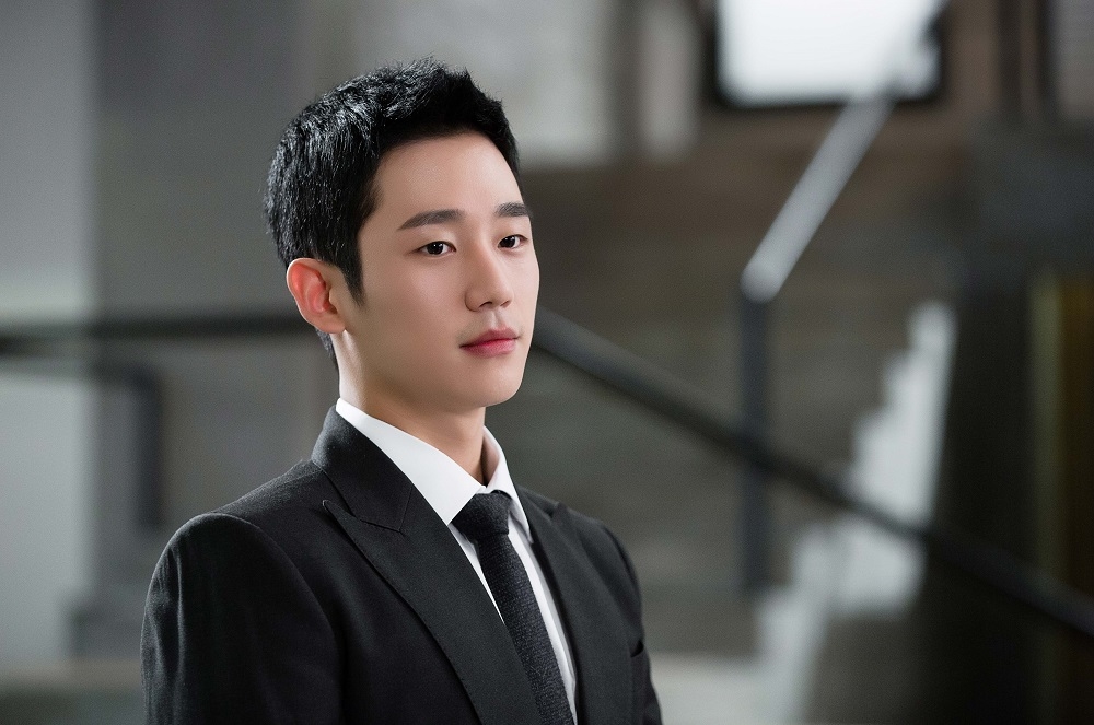 Jung Hae In mua xe hơi đắt tiền tặng quản lý lâu năm