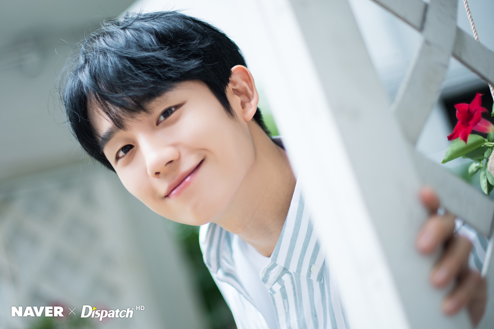 Jung Hae In mua xe hơi đắt tiền tặng quản lý lâu năm