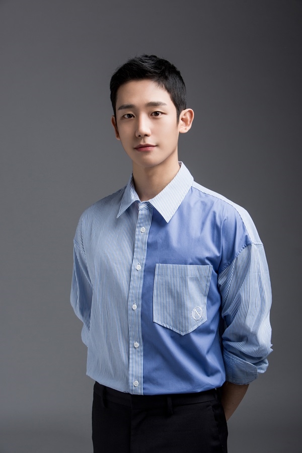 Jung Hae In mua xe hơi đắt tiền tặng quản lý lâu năm