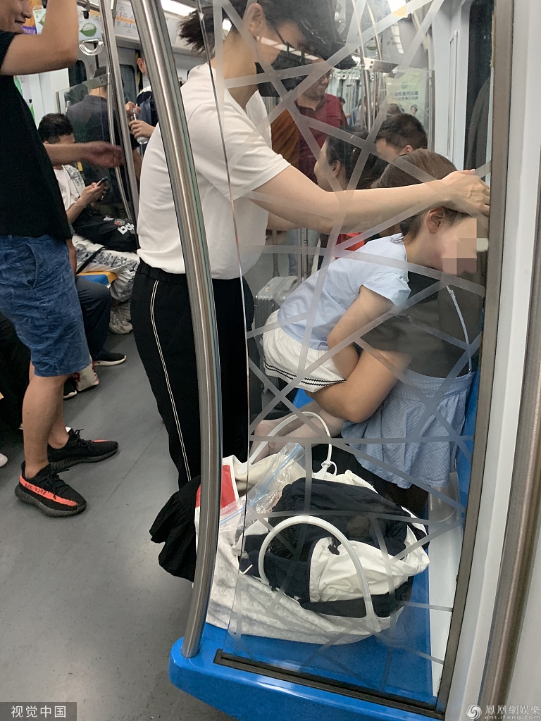 Đổng Tuyền vất vả chăm con trên tàu điện ngầm sau khi ly hôn
