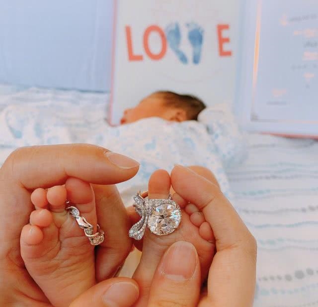 An Dĩ Hiên tái xuất với thân hình gọn gàng sau 1 tháng sinh con