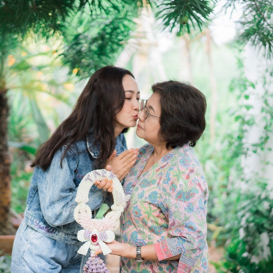 Sao Thái thi nhau khoe hình cùng mẹ nhân 'Ngày của Mẹ'