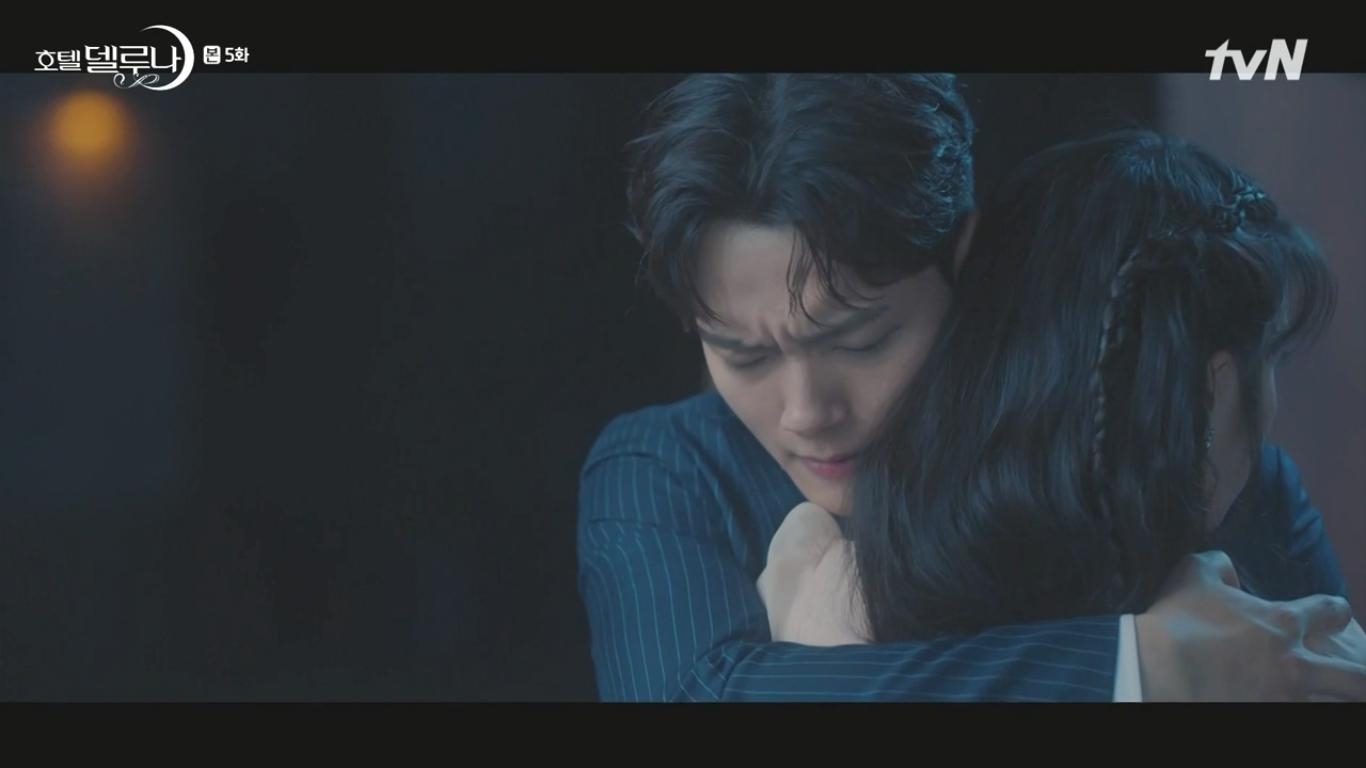 Loạt cảnh hay của IU - Yeo Jin Goo trong 10 tập đầu “Hotel Del Luna”