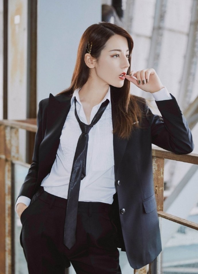 Tiểu hoa Cbiz đọ sắc với áo vest: Dương Tử lạnh lùng
