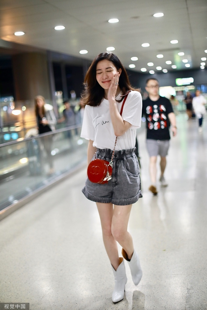 Xa Thi Mạn đốn tim fan vì biểu cảm đáng yêu như thiếu nữ ở tuổi 44