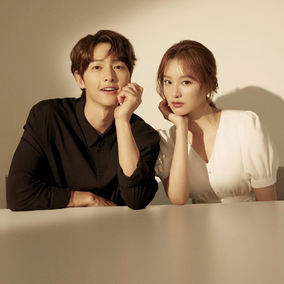 Song Joong Ki đẹp đôi bên Kim Ji Won trong bộ ảnh tạp chí mới