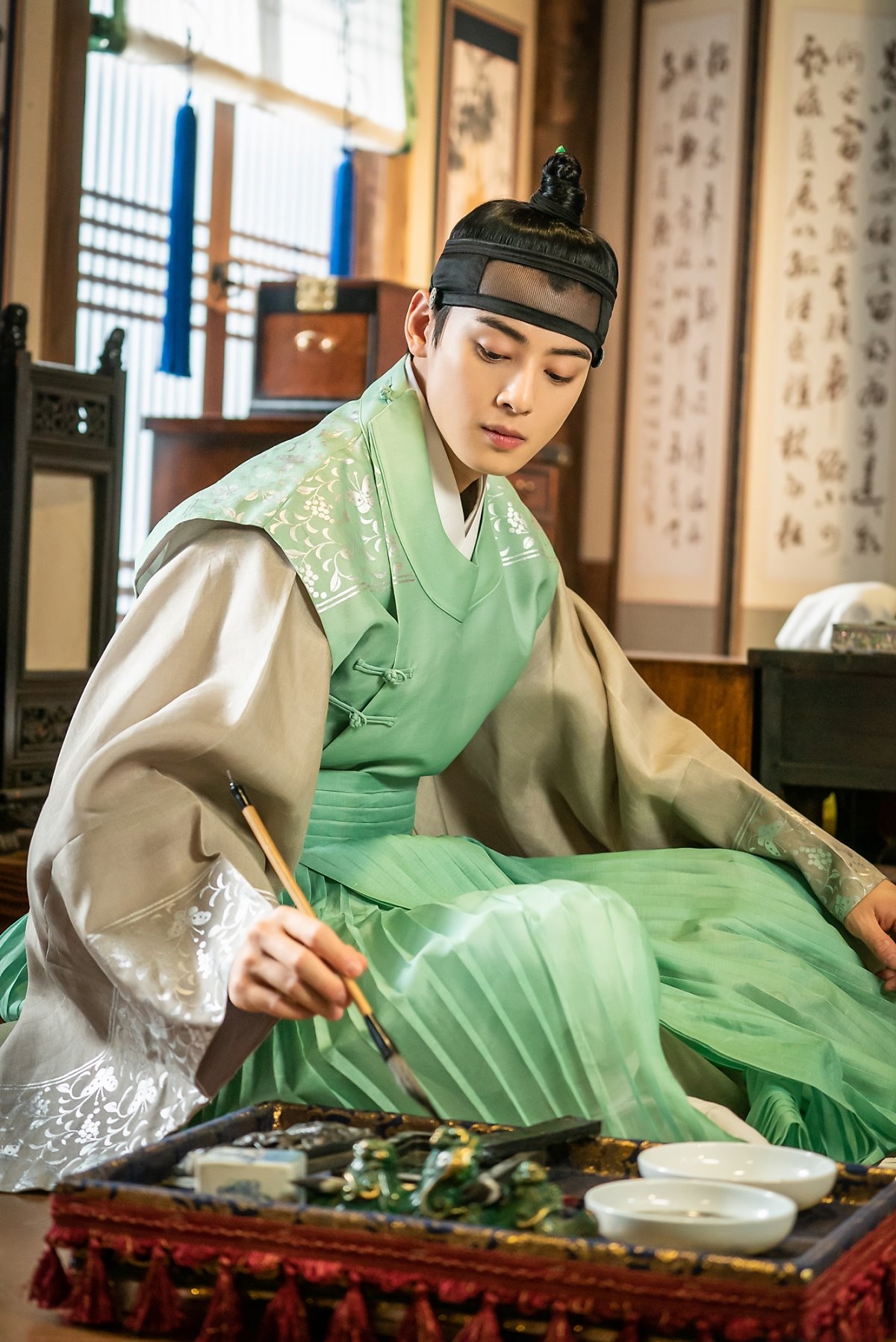 Cha Eun Woo đẹp siêu thực trong hậu trường drama cổ trang