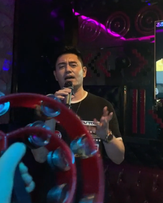 'Mông Đan' của Hoàn Châu Cách Cách đốn tim fan vì điển trai ở tuổi 43