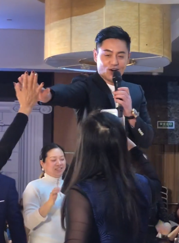 'Mông Đan' của Hoàn Châu Cách Cách đốn tim fan vì điển trai ở tuổi 43