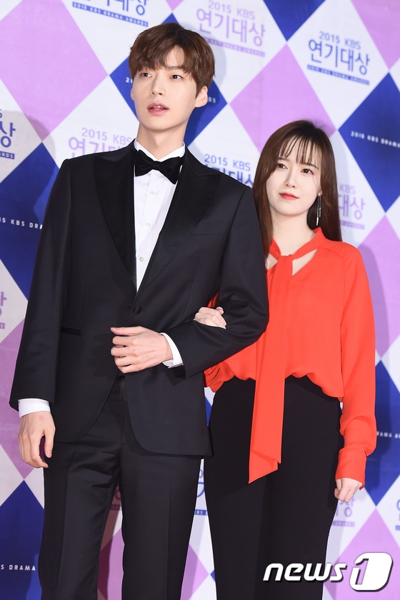 Ahn Jae Hyun mất vai nam chính trong drama mới vì scandal ly hôn?