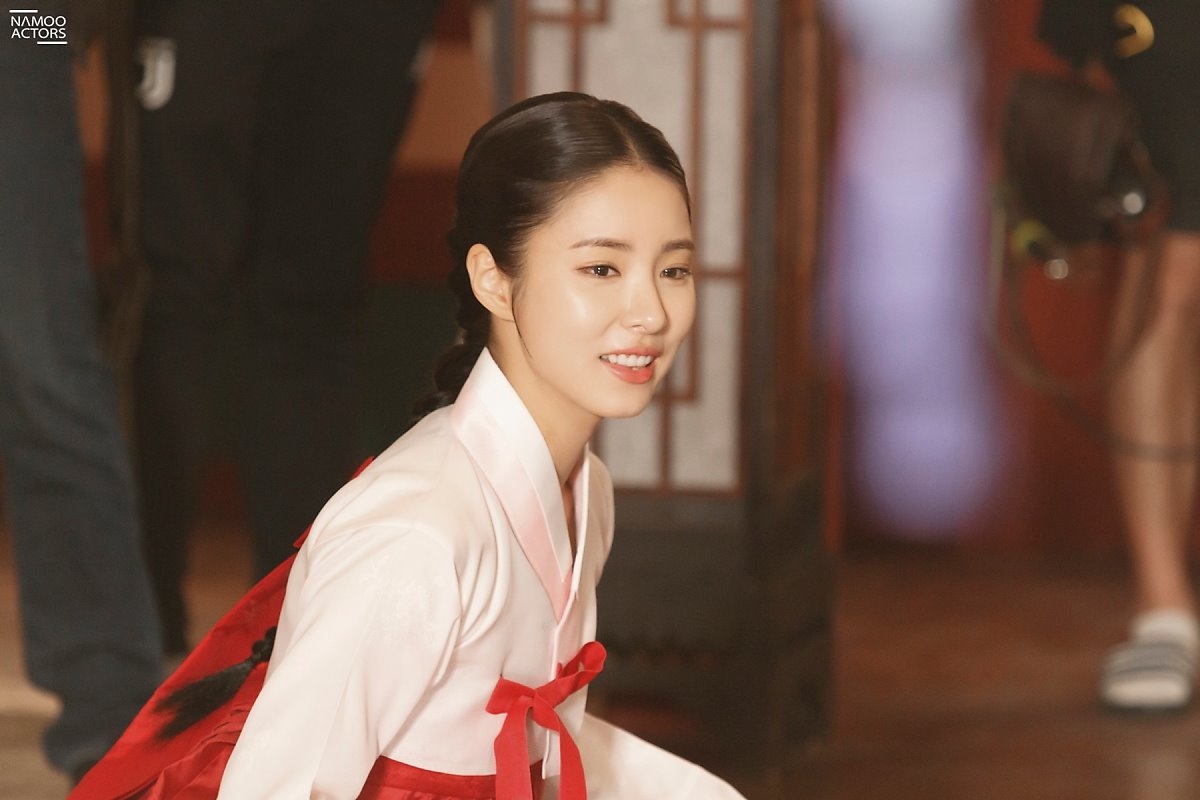 Shin Se Kyung xinh đẹp rạng rỡ trong bộ ảnh hậu trường drama