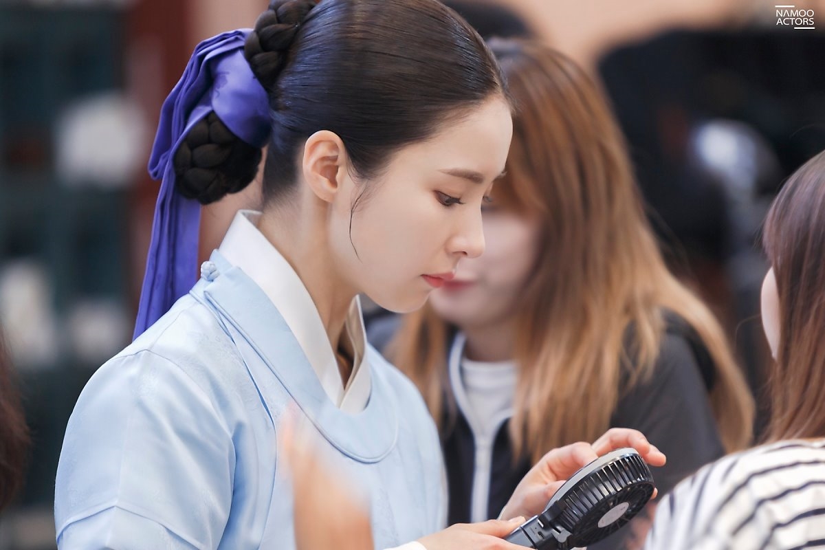 Shin Se Kyung xinh đẹp rạng rỡ trong bộ ảnh hậu trường drama