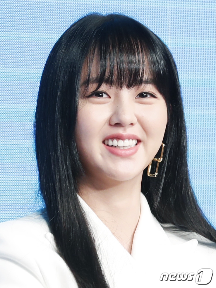 Kim So Hyun xinh đẹp ngọt ngào tuồi 20 trong họp báo webdrama mới