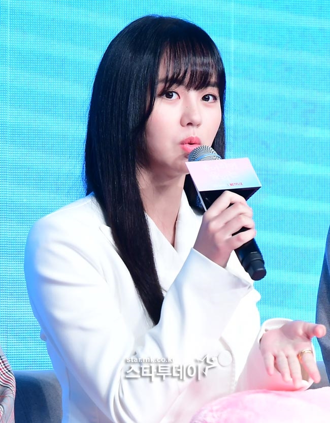 Kim So Hyun xinh đẹp ngọt ngào tuồi 20 trong họp báo webdrama mới