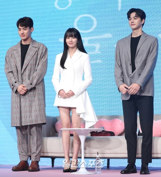 Kim So Hyun xinh đẹp ngọt ngào tuồi 20 trong họp báo webdrama mới