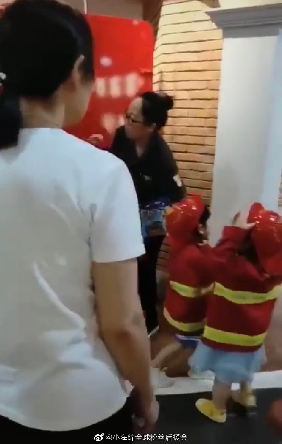 Bọt Biển Nhỏ bắt chước bố Huỳnh Hiểu Minh, hóa thành lính cứu hỏa nhí