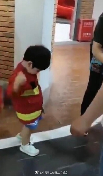 Bọt Biển Nhỏ bắt chước bố Huỳnh Hiểu Minh, hóa thành lính cứu hỏa nhí