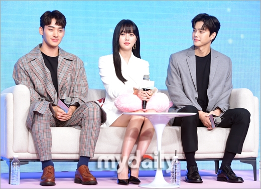 Kim So Hyun xinh đẹp ngọt ngào tuồi 20 trong họp báo webdrama mới