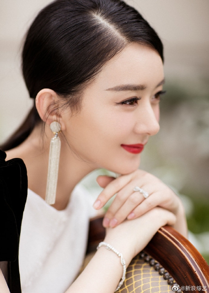 Triệu Lệ Dĩnh chính thức tái xuất sau 5 tháng sinh con