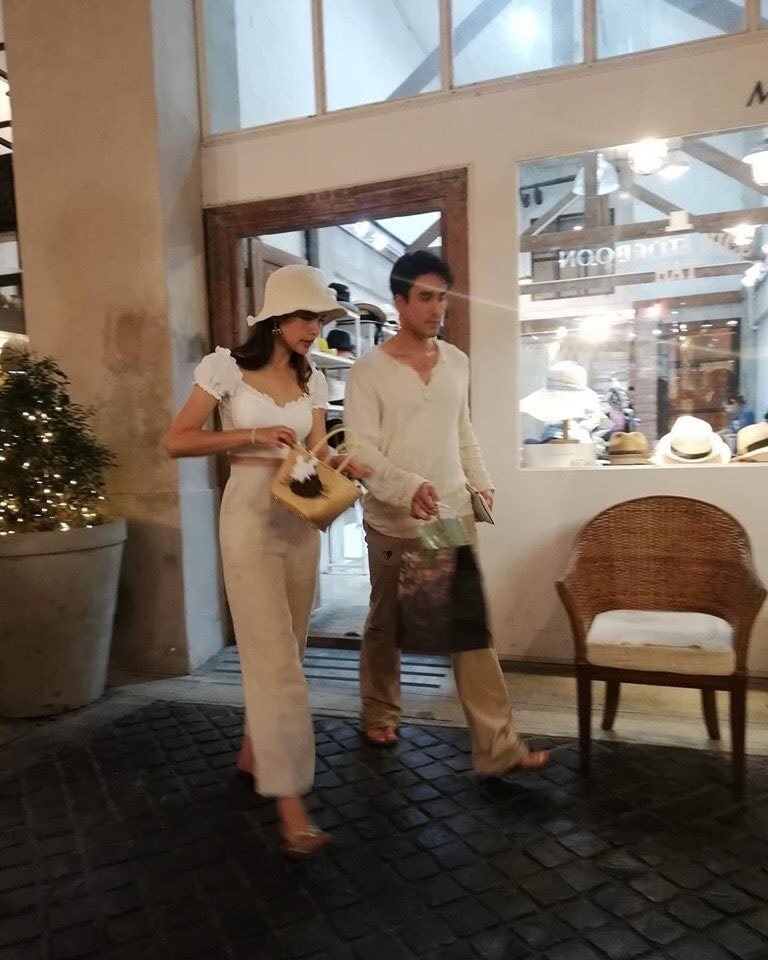 Nadech - Yaya bình dị tay trong tay đi chùa khiến fan ấm lòng