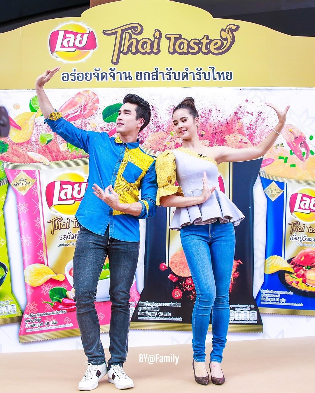 Nadech - Yaya bình dị tay trong tay đi chùa khiến fan ấm lòng