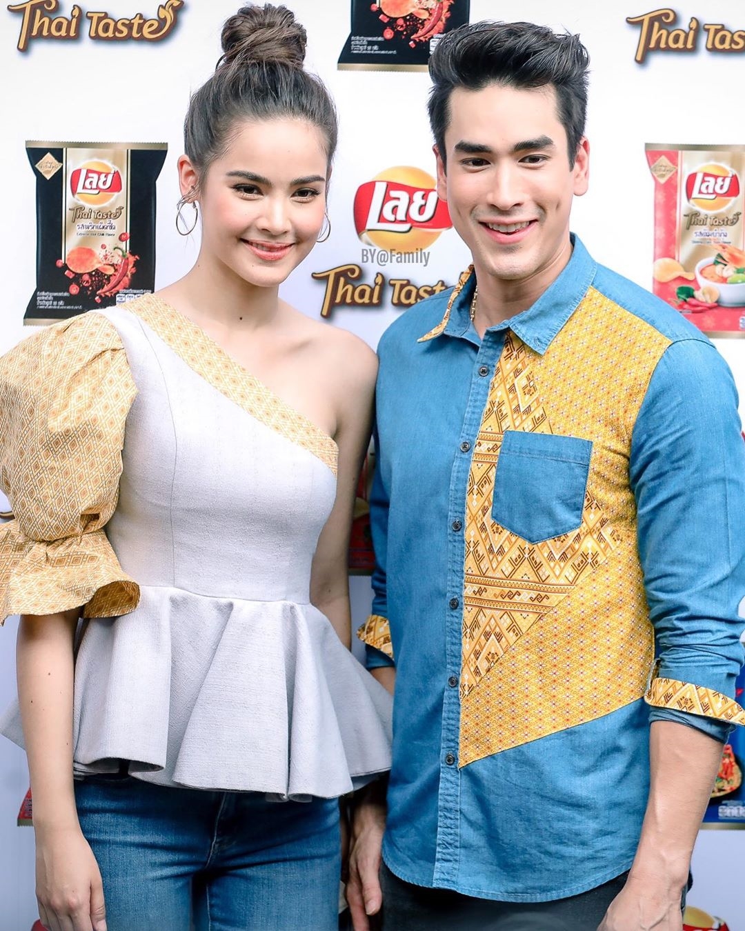 Nadech - Yaya bình dị tay trong tay đi chùa khiến fan ấm lòng