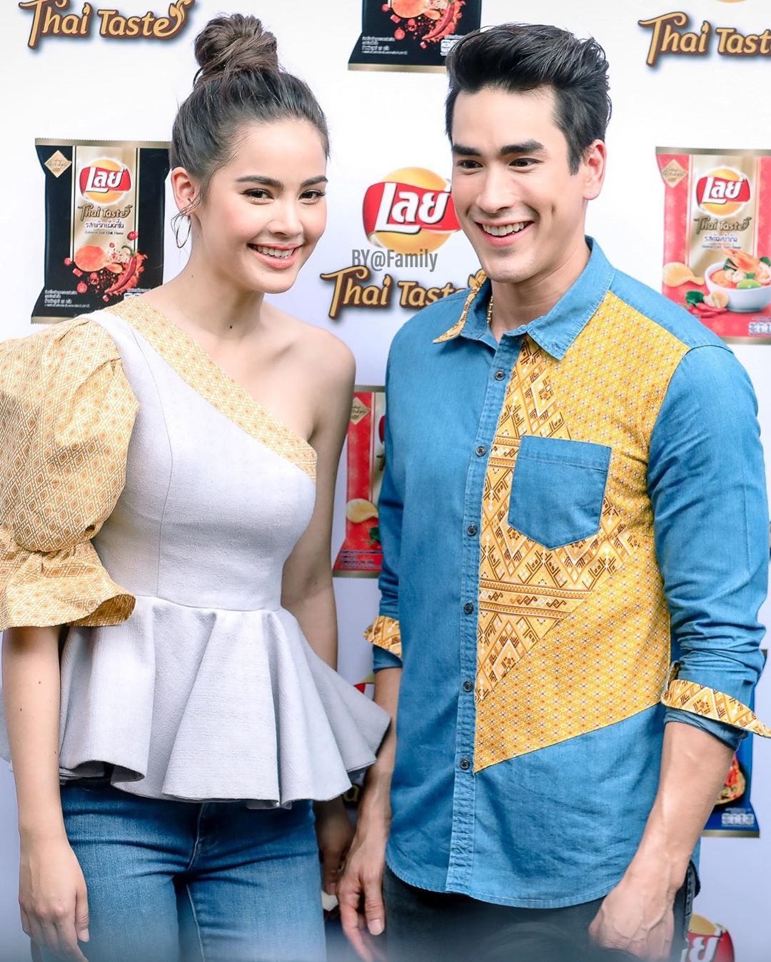 Nadech - Yaya bình dị tay trong tay đi chùa khiến fan ấm lòng