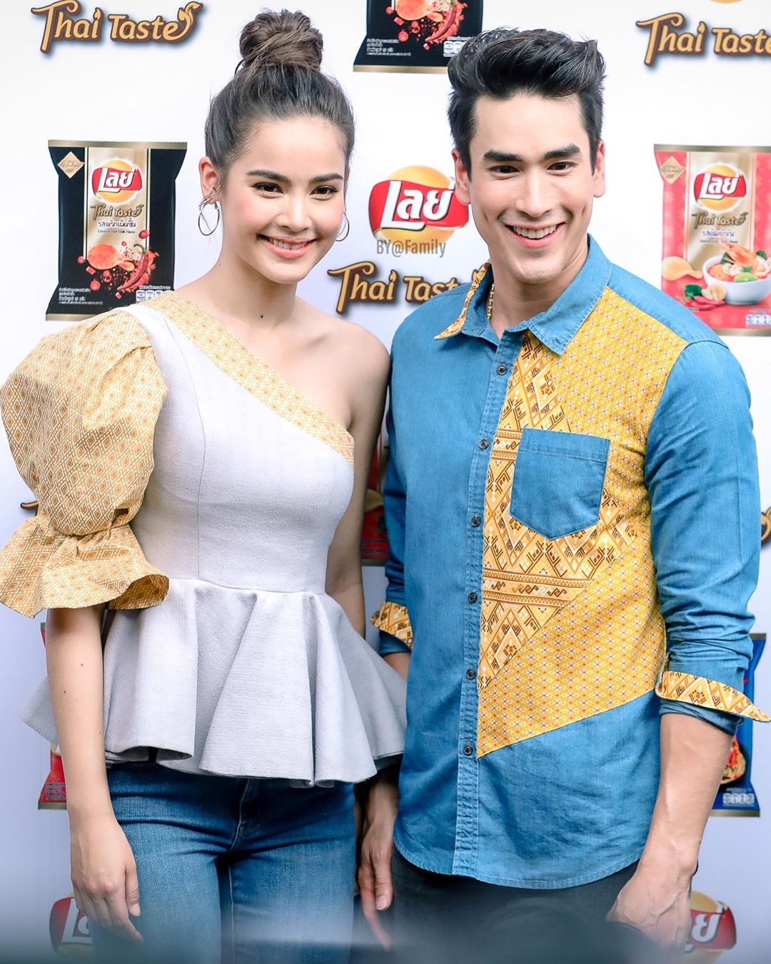 Nadech - Yaya bình dị tay trong tay đi chùa khiến fan ấm lòng