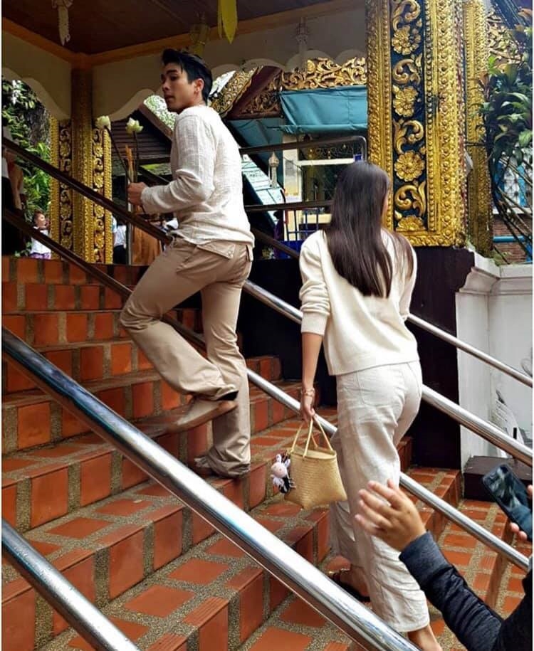 Nadech - Yaya bình dị tay trong tay đi chùa khiến fan ấm lòng