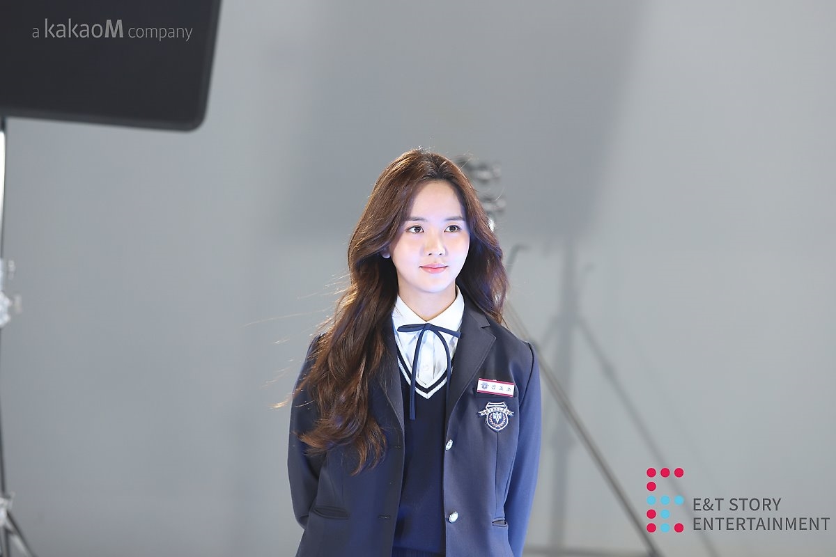 Kim So Hyun tung bộ ảnh hậu trường webdrama mặc đồng phục cực xinh