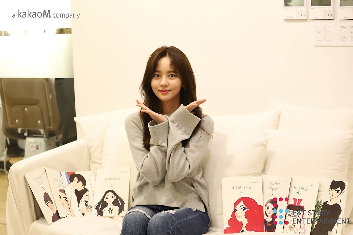Kim So Hyun tung bộ ảnh hậu trường webdrama mặc đồng phục cực xinh